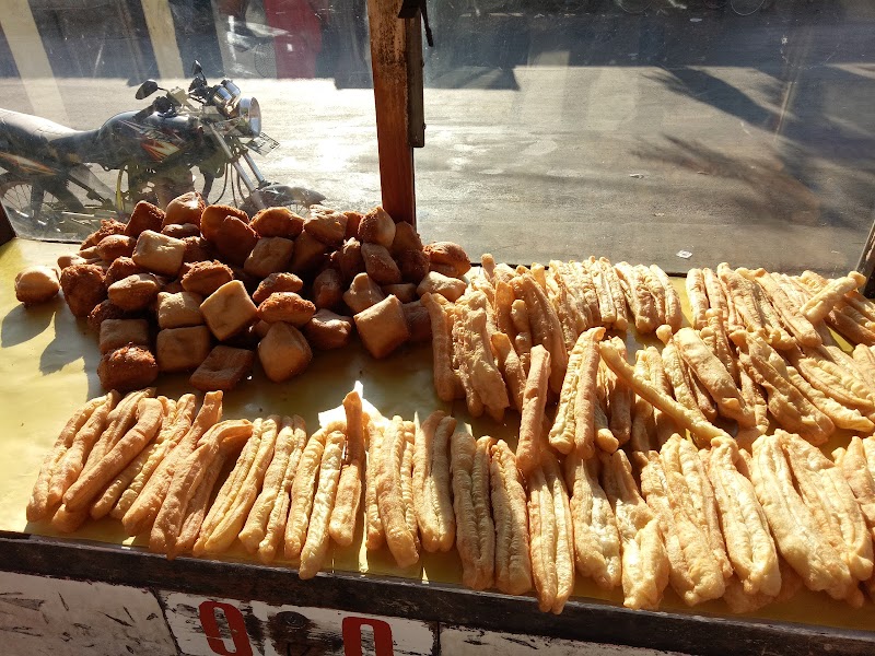 Roti Hangat yang Menggigit Jiwa di Tambaksari: Trendz Roti Bakery & Cake