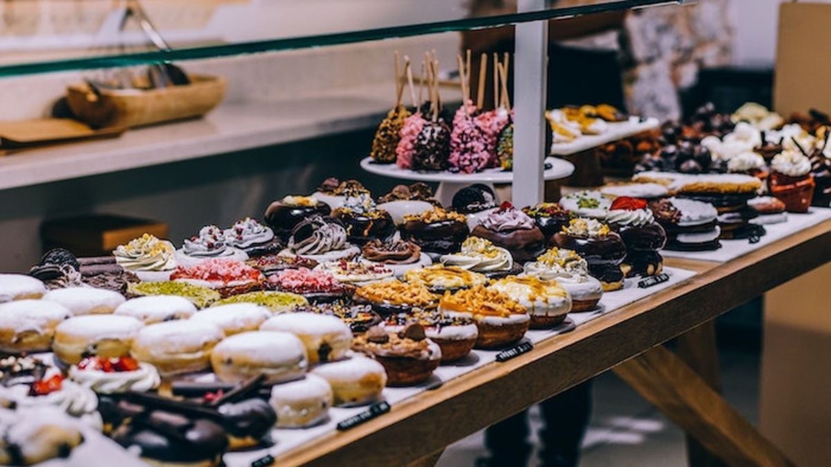 Roti Hangat yang Menggigit Jiwa di Tambaksari: Trendz Roti Bakery & Cake
